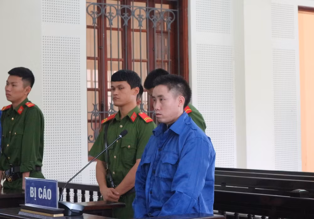 mot nguoi nuoc ngoai cat rung gui ma tuy vao viet nam hinh 1