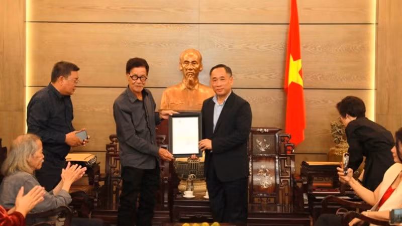 bao tang my thuat tiep nhan 2 tac pham cua hoa si nguyen quan hinh 1