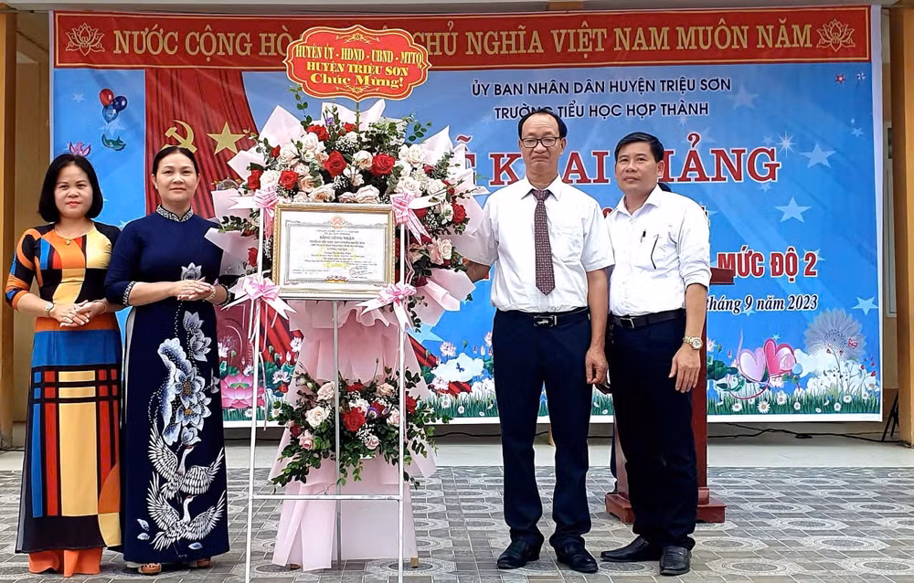 truong tieu hoc hop thanh xung danh ngoi truong dat chuan quoc gia muc do 2 hinh 1