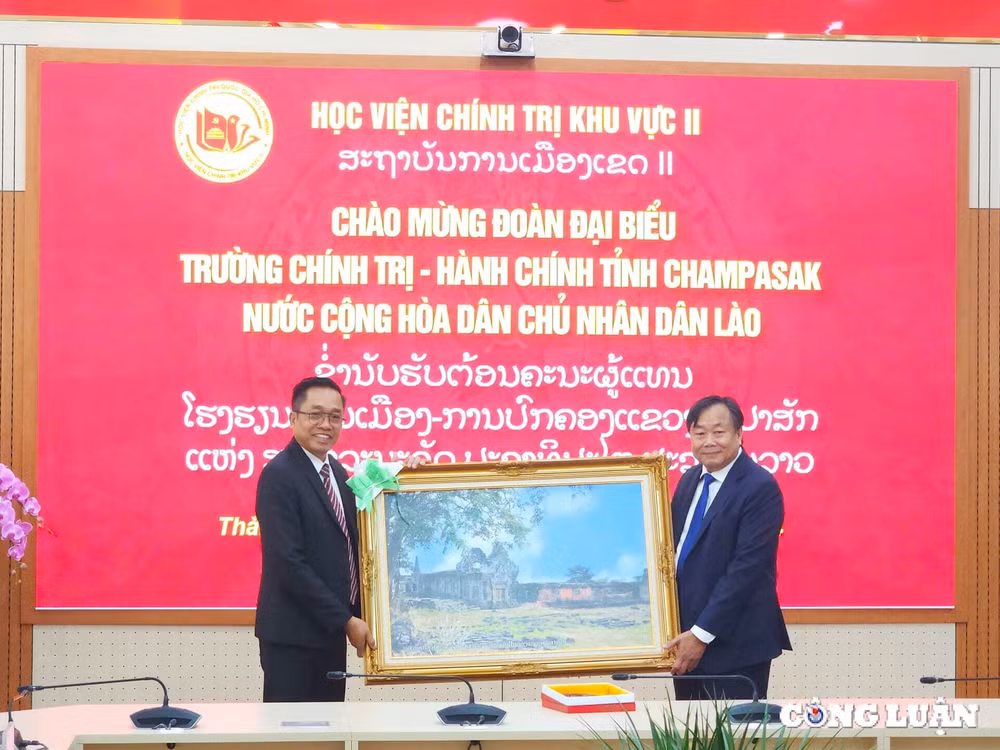 hoc vien chinh tri khu vuc ii tiep don va lam viec voi doan dai bieu truong chinh tri hanh chinh tinh champasak lao hinh 5