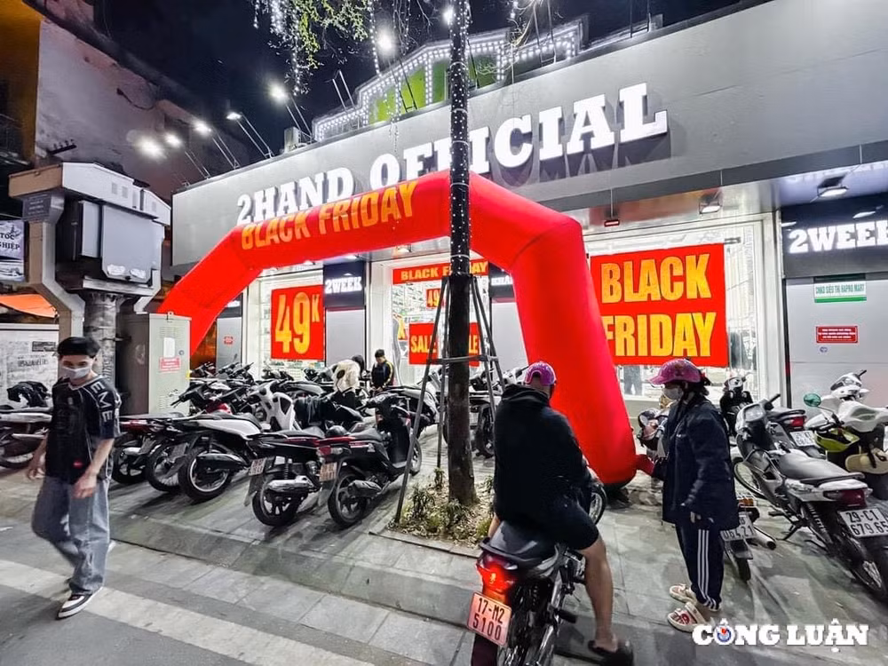 cua hang giam gia manh dip black friday nguoi dan do xo san sale som hinh 10