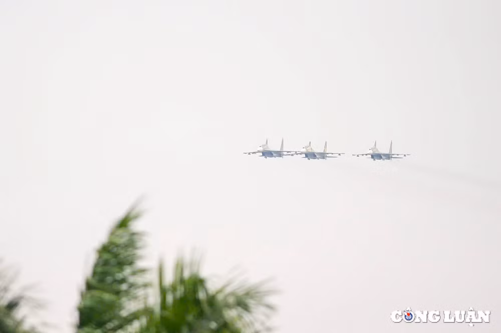 hinh anh may bay su 30mk2 va truc thang quan su tren bau troi ha noi hinh 3