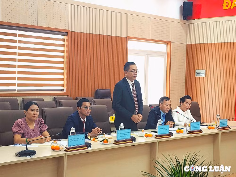 hoc vien chinh tri khu vuc ii tiep don va lam viec voi doan dai bieu truong chinh tri hanh chinh tinh champasak lao hinh 3