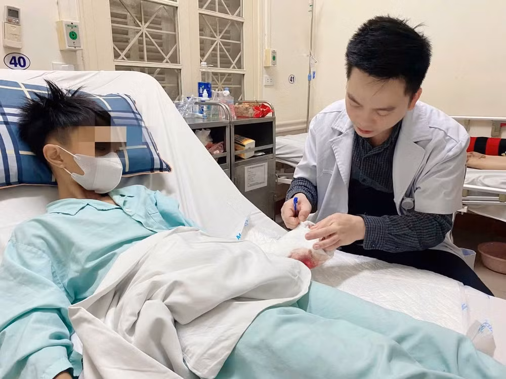 gia tang tinh trang chan thuong nang do dot phao tu che hinh 1