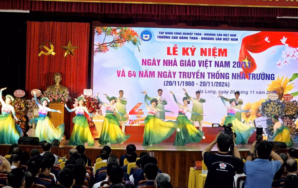truong cao dang than khoang san viet nam long trong to chuc le ky niem ngay nha giao viet nam hinh 1