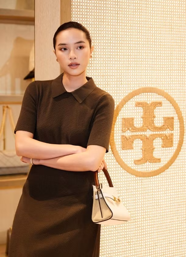 a hau tuong san khoe visual ngot ngao do sac cung diem my 9x tai su kien tory burch hinh 6