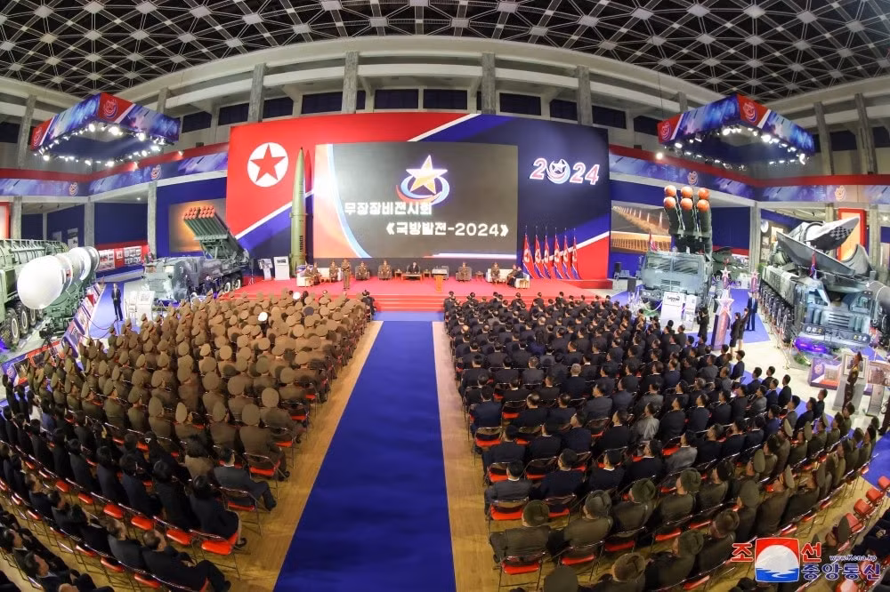 loat anh ong kim jong un tham trien lam quoc phong trieu tien noi nguy co chien tranh hat nhan cao chua tung co hinh 3