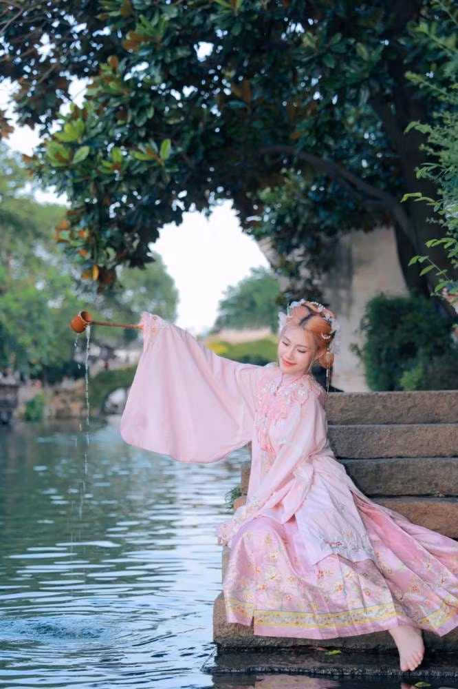 hoang chau anh guong mat duoc danh gia cao tai cuoc thi hoa hau di san ao dai viet nam 2024 hinh 3