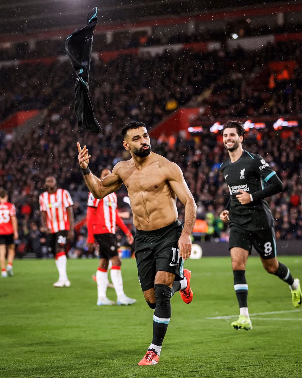 liverpool thang kich tinh southampton man utd roi diem truoc ipswich hinh 1