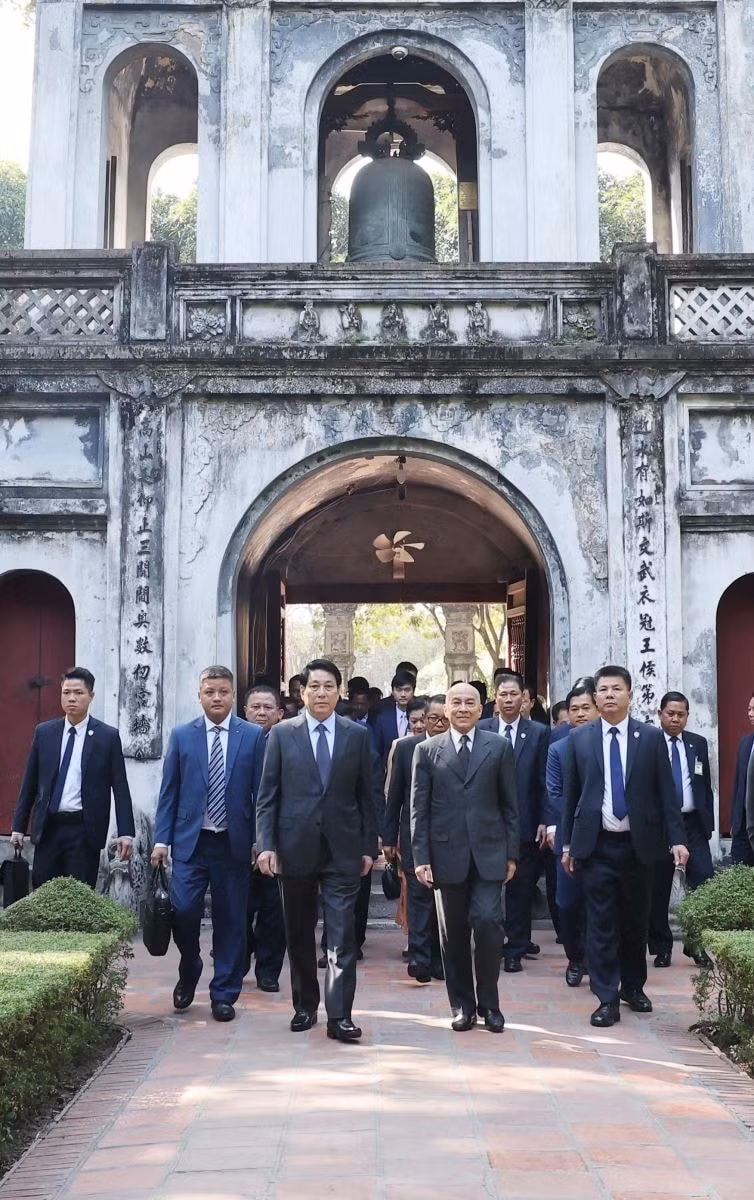 chu tich nuoc luong cuong va quoc vuong campuchia tham van mieu quoc tu giam thuong thuc pham tra quy cua viet nam hinh 3