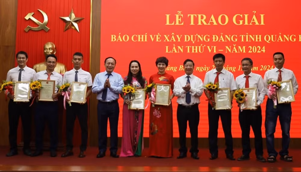 quang binh trao giai bao chi ve xay dung dang tinh lan thu vi hinh 1