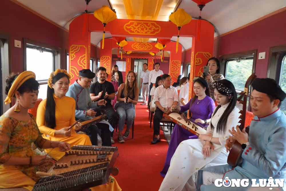 gan 170 nghin luot hanh khach trai nghiem chuyen tau ket noi di san mien trung hinh 1
