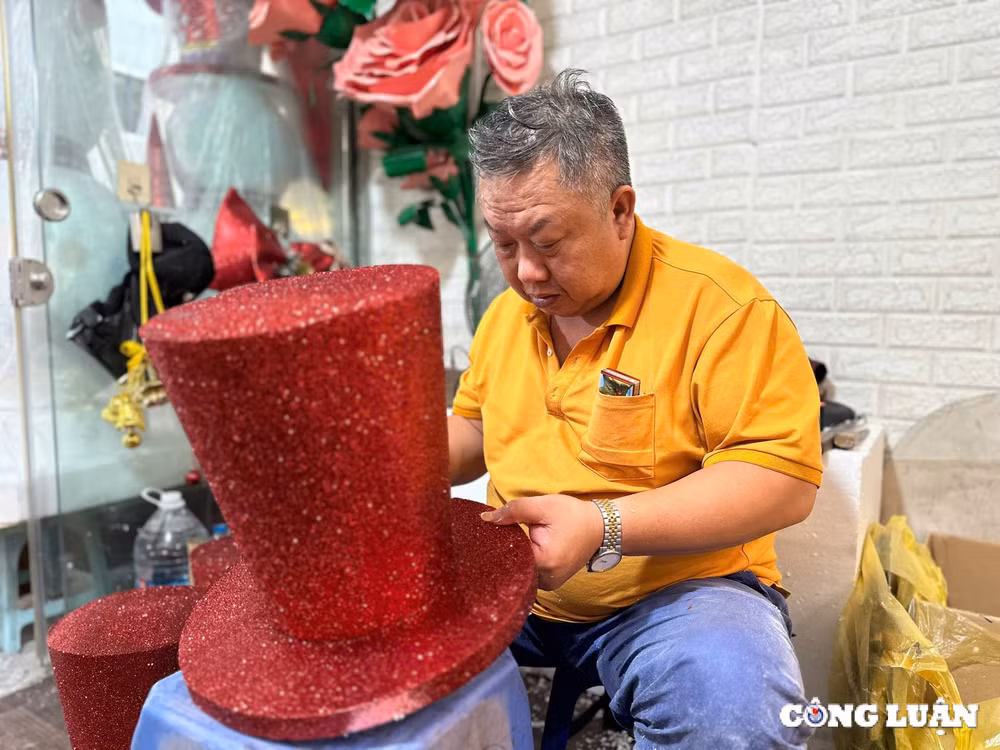 nguoi dan ong pho co nan nguoi tuyet bang xop kiem tien trieu dip noel hinh 1