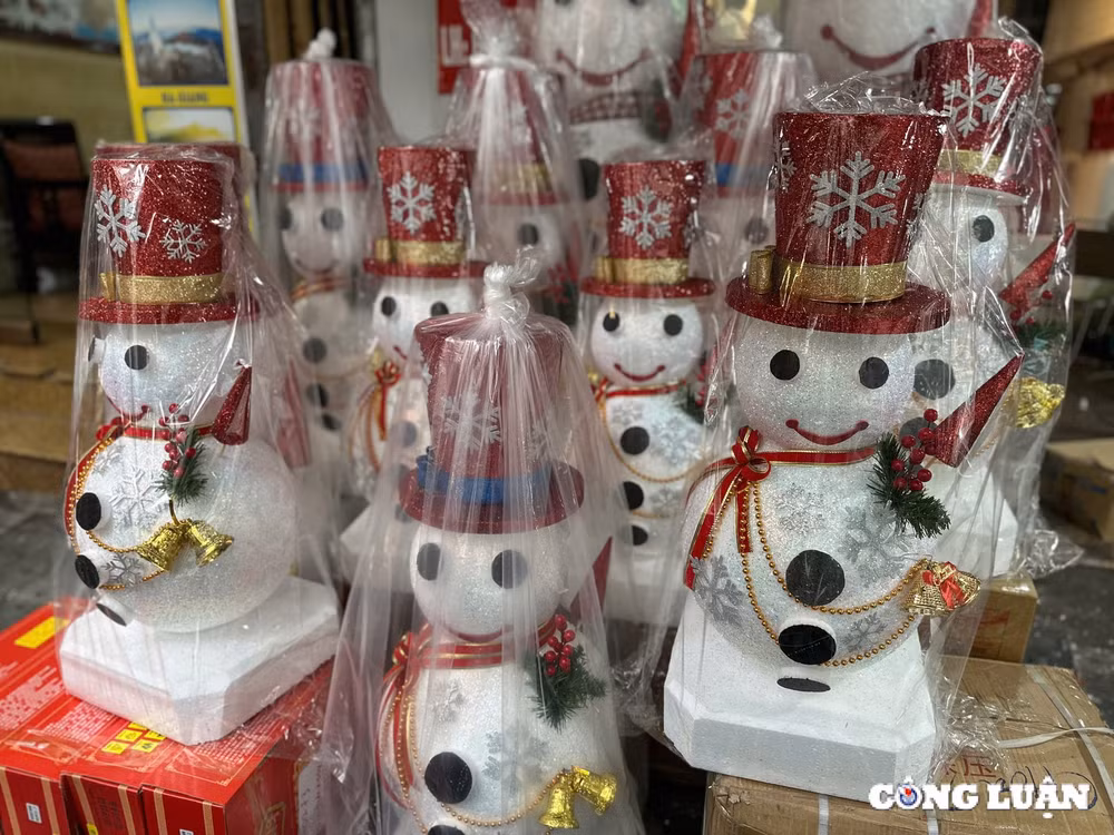 nguoi dan ong pho co nan nguoi tuyet bang xop kiem tien trieu dip noel hinh 2