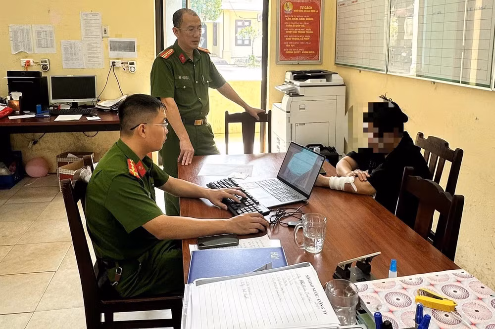 cong-an-xa-yen-lap-lam-viec-voi-doi-tuong-hoang-thi-huong-2195.jpg