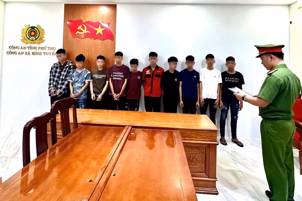 anh-1-dieu-tra-vien-tong-dat-lenh-va-quyet-dinh-to-tung-cua-co-quan-dieu-tra-doi-voi-cac-bi-can-trong-vu-an-3149.jpg
