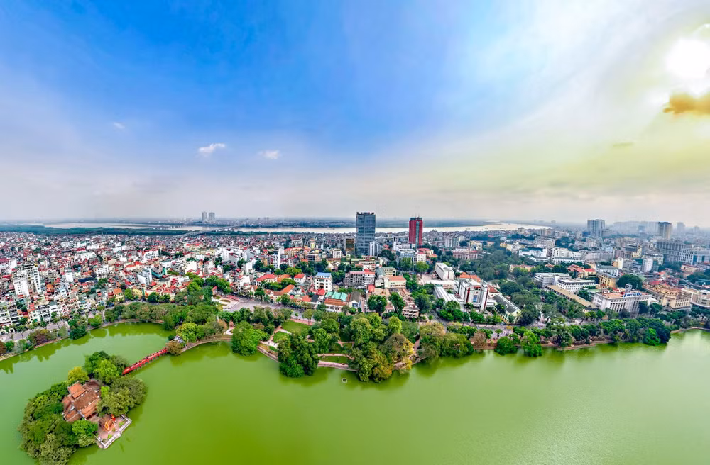 Toàn cảnh trung tâm chính trị của Thủ đô Hà Nội nhìn từ hồ Hoàn Kiếm ra sông Hồng. Ảnh: TTXVN