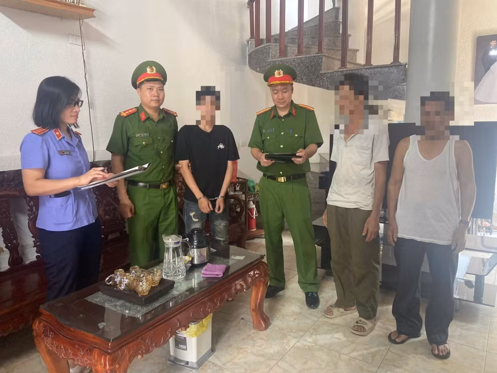 co-quan-chuc-nang-cong-bo-quyet-dinh-khoi-to-vu-an-khoi-to-bi-can-doi-voi-nguyen-tuan-anh-ao-den-2710.jpg