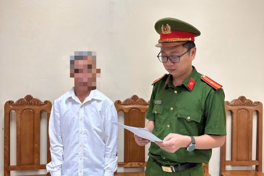 co-quan-canh-sat-dieu-tra-cong-bo-quyet-dinh-khoi-to-bi-can-lenh-cam-di-khoi-noi-cu-tru-doi-voi-bach-chi-dien-8577.jpg