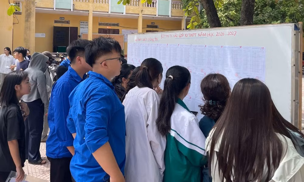 thi-sinh-xem-so-bao-danh-thi-vao-10.jpg