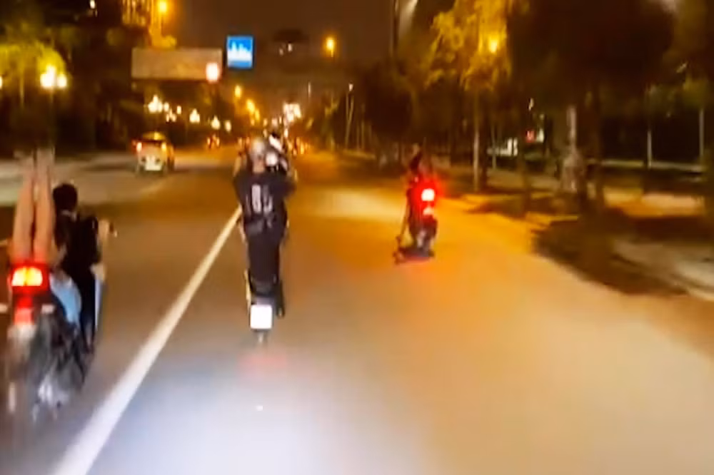 ha noi khoi to nhom sau thanh thieu nien boc dau xe may tren nhieu tuyen pho hinh 1