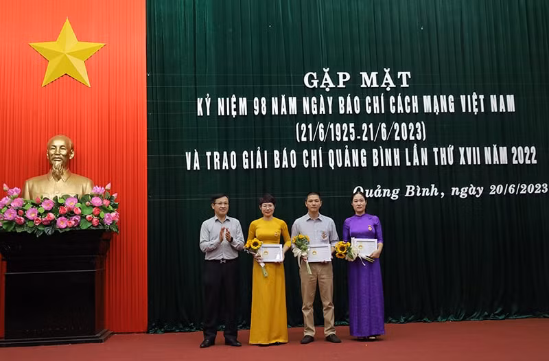 bao chi tich cuc dong hanh voi tinh quang binh trong thuc hien cac nhiem vu chinh tri hinh 3
