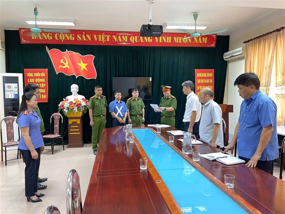 khoi to mot giam doc trung tam tai truong dai hoc tay bac hinh 1