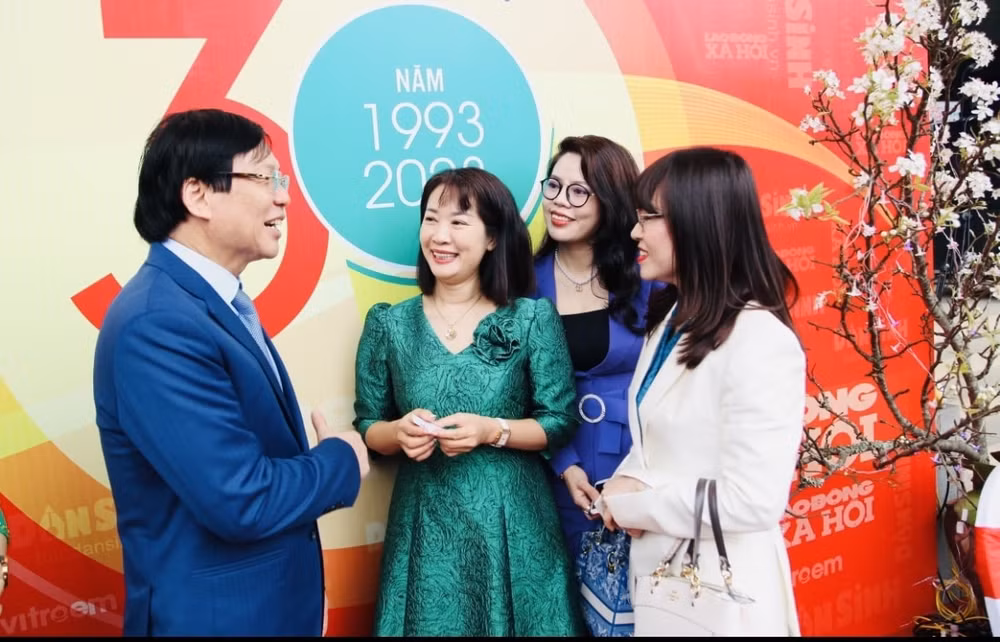 bao chi chinh truc va nhan van hinh 4