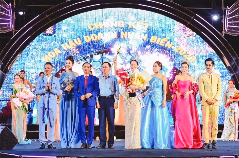 doanh nhan truong thi tu anh dang quang hoa hau doanh nhan bien 2023 hinh 1