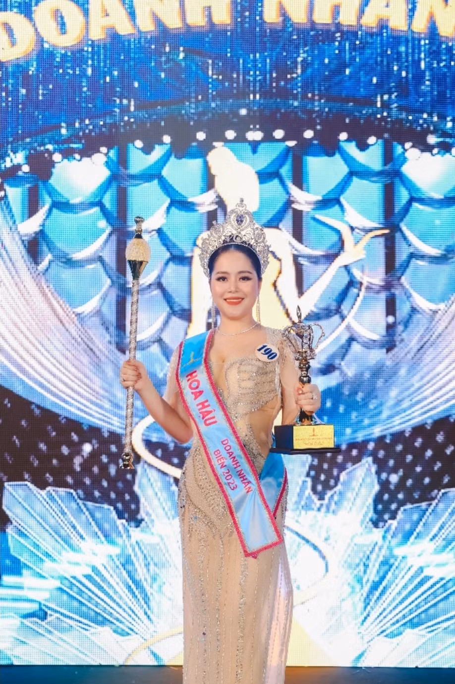 doanh nhan truong thi tu anh dang quang hoa hau doanh nhan bien 2023 hinh 3
