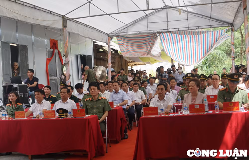 bo cong an trao kinh phi ho tro xay dung 1000 can nha tang cac ho ngheo o ha tinh hinh 1