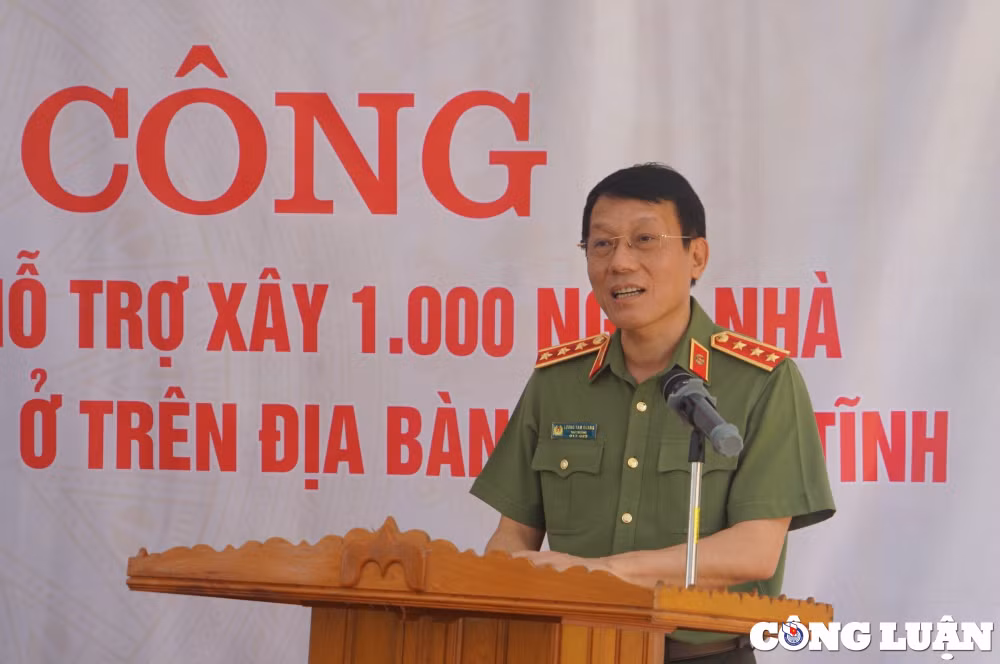 bo cong an trao kinh phi ho tro xay dung 1000 can nha tang cac ho ngheo o ha tinh hinh 5