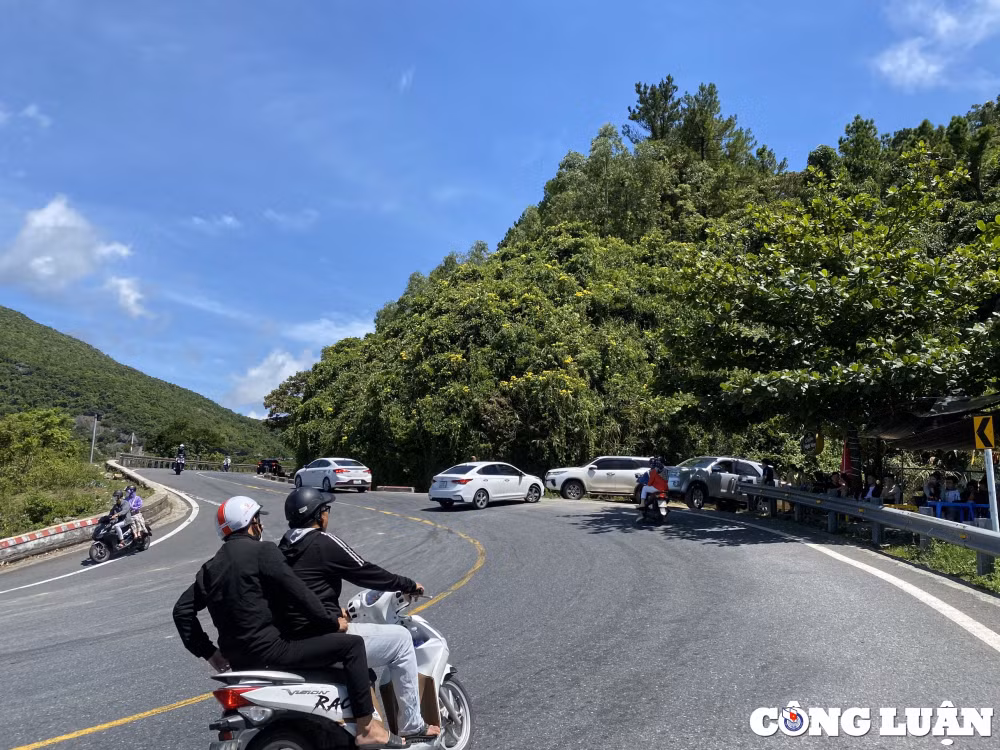 da nang nguy co mat an toan giao thong tu cac quan ca phe trai phep tren deo hai van hinh 2