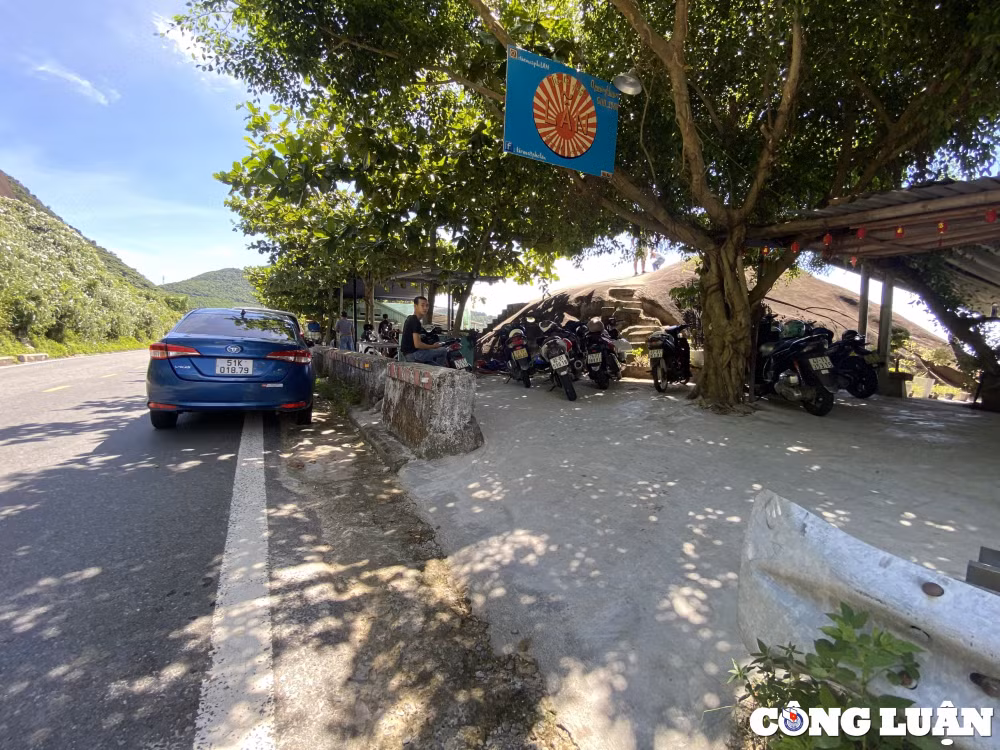 da nang nguy co mat an toan giao thong tu cac quan ca phe trai phep tren deo hai van hinh 1