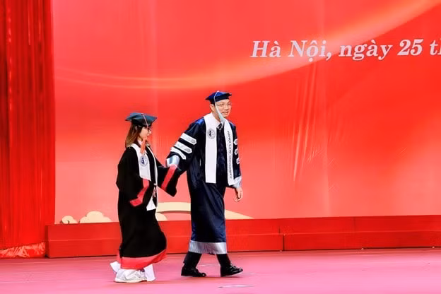 thay hieu truong dat tay nu sinh bai nao ra san khau nhan bang tot nghiep dai hoc hinh 1