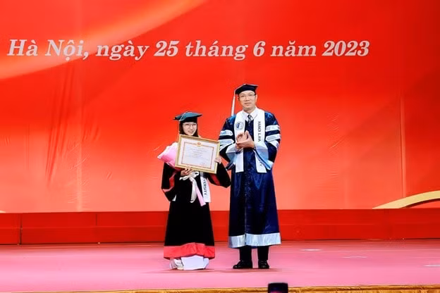 thay hieu truong dat tay nu sinh bai nao ra san khau nhan bang tot nghiep dai hoc hinh 2