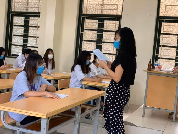 Thí sinh nghe cán bộ coi thi phổ biến quy chế thi (ảnh Minh Triết).