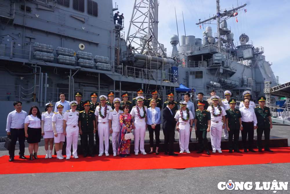 tau san bay my uss ronald reagan cap cang da nang hinh 2