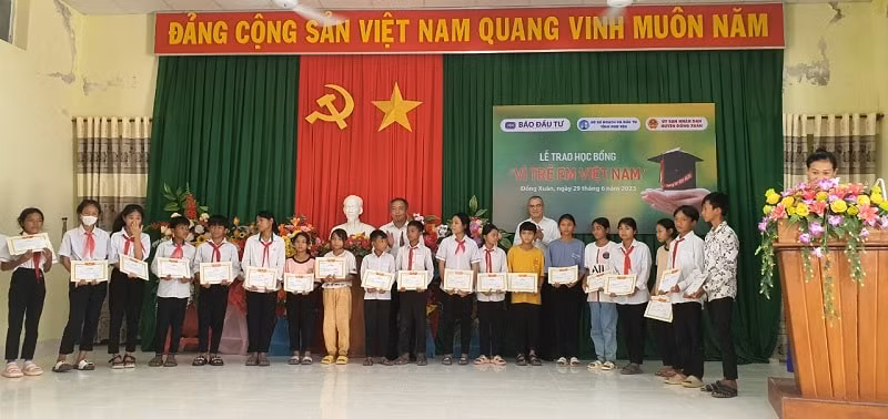 bao dau tu dong hanh voi nhung em hoc sinh co hoan canh kho khan vuon len hoc tap hinh 1