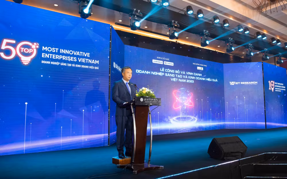 vietcombank dan dau top 10 ngan hang sang tao va kinh doanh hieu qua nam 2023 hinh 1