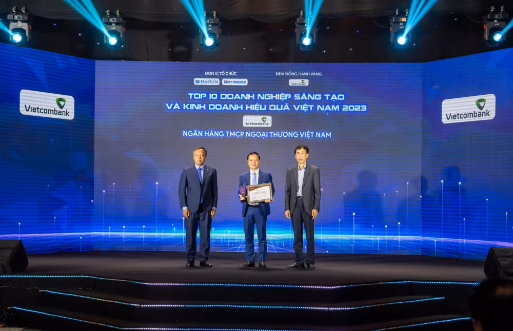 vietcombank dan dau top 10 ngan hang sang tao va kinh doanh hieu qua nam 2023 hinh 3