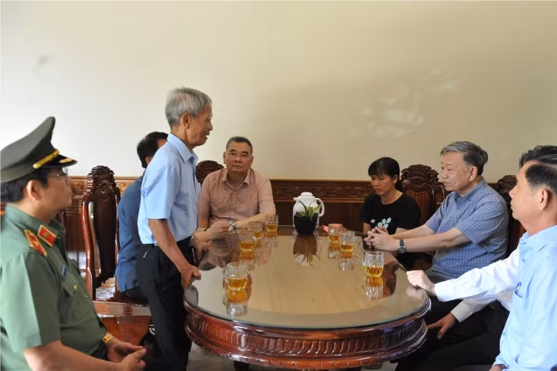 dai tuong to lam cung doan cong tac tham hoi gia dinh cac liet sy tai dak lak hinh 3