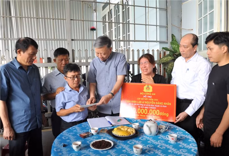 dai tuong to lam cung doan cong tac tham hoi gia dinh cac liet sy tai dak lak hinh 4