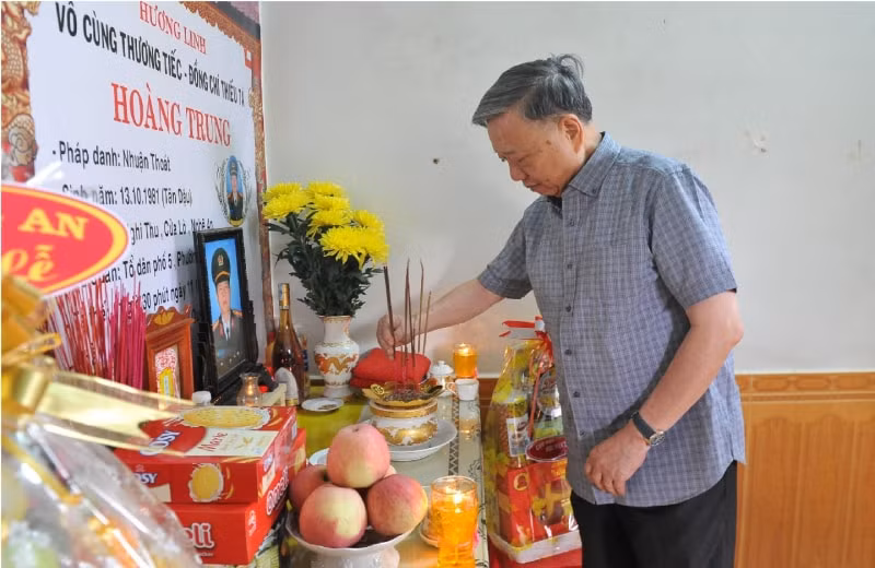 dai tuong to lam cung doan cong tac tham hoi gia dinh cac liet sy tai dak lak hinh 1
