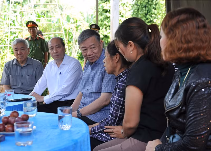 dai tuong to lam cung doan cong tac tham hoi gia dinh cac liet sy tai dak lak hinh 2
