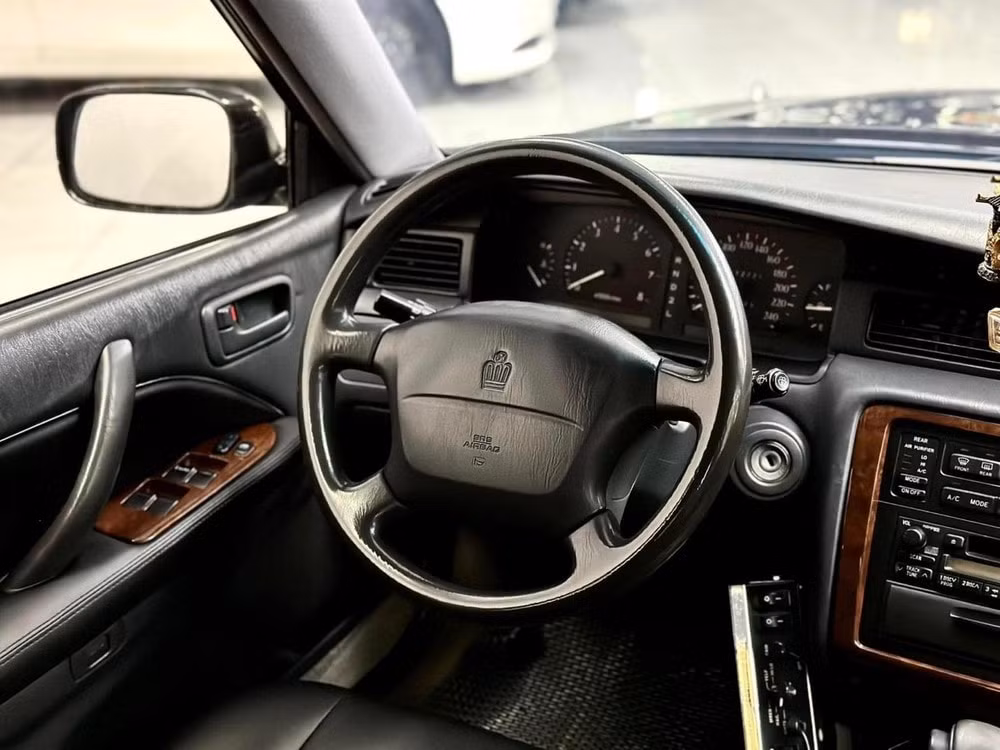 xe toyota crown 25 nam tuoi o ha noi gia 999 trieu hinh 5