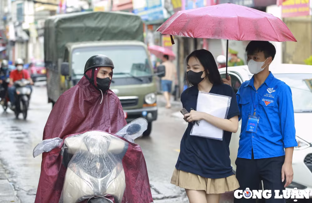 ha noi thi sinh doi mua den diem thi tot nghiep thpt 2023 hinh 7