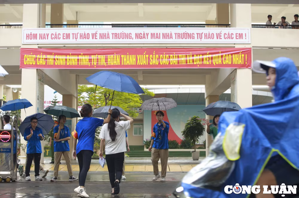 ha noi thi sinh doi mua den diem thi tot nghiep thpt 2023 hinh 11