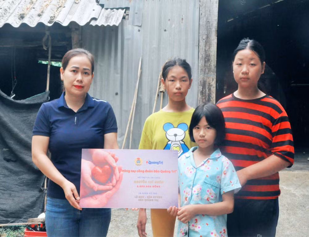 nhom phong vien doat giai bao chi quoc gia lan thu xvii trich tien thuong ho tro tre mo coi hinh 1