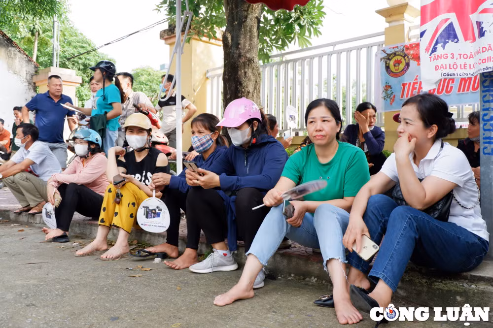 thanh hoa nhieu phu huynh kien nhan doi con ra khoi phong thi hinh 1